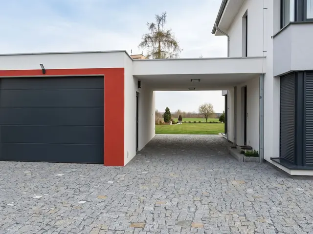 Panelová betonová garáž – fotografie 12