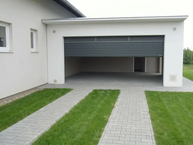Panelová betonová garáž – fotografie 8